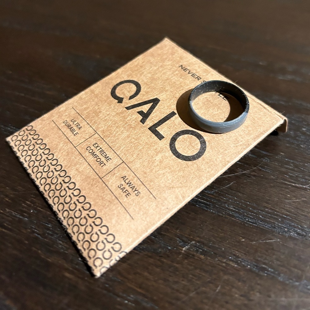 Two toned men’s black and gray silicone QALO ring